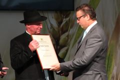 Verleihung der Staatsmedaille an Franz Käppeler durch Minister Peter Hauk(Quelle: "MLR") Verleihung der Staatsmedaille an Franz Käppeler durch Minister Peter Hauk(Quelle: "MLR")